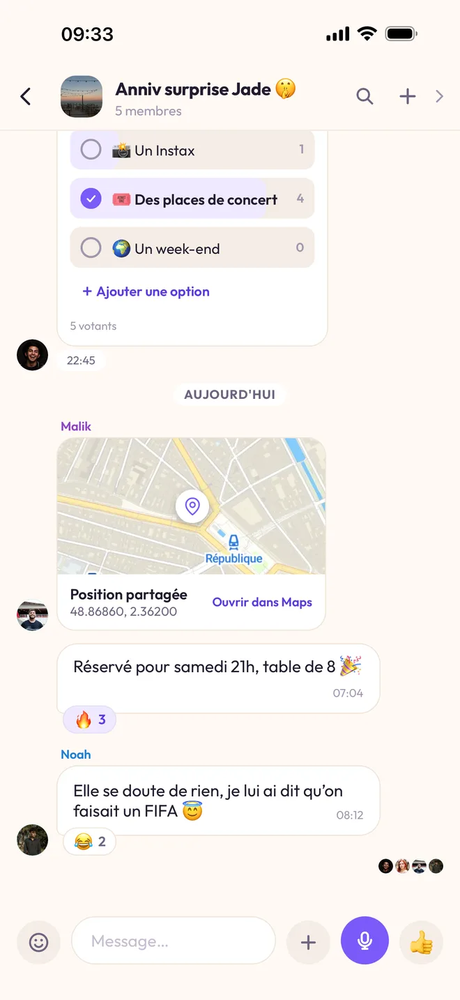 La conversation « Anniv surprise Jade » : une position partagée près de République sur une carte, et le message « Réservé pour samedi 21h, table de 8 ».