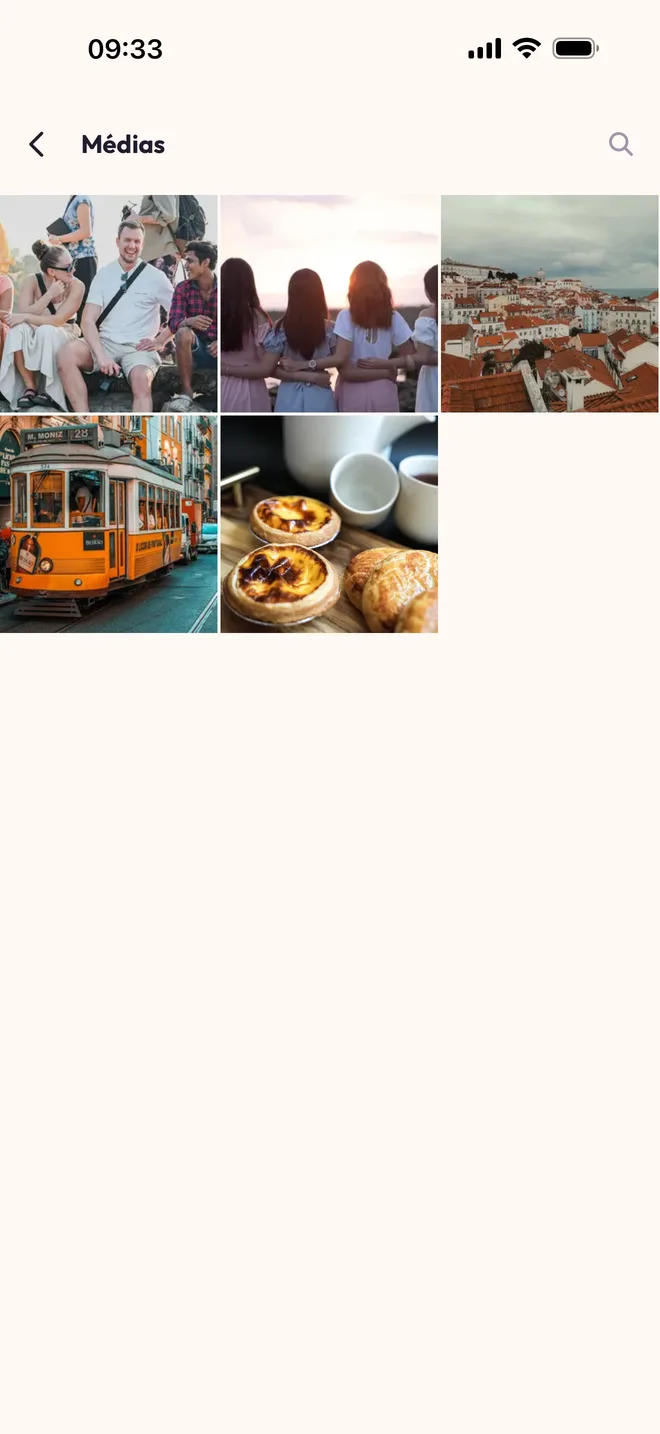 L'écran « Médias » : la grille des photos du groupe, tramway, pastéis de nata, coucher de soleil à Lisbonne.